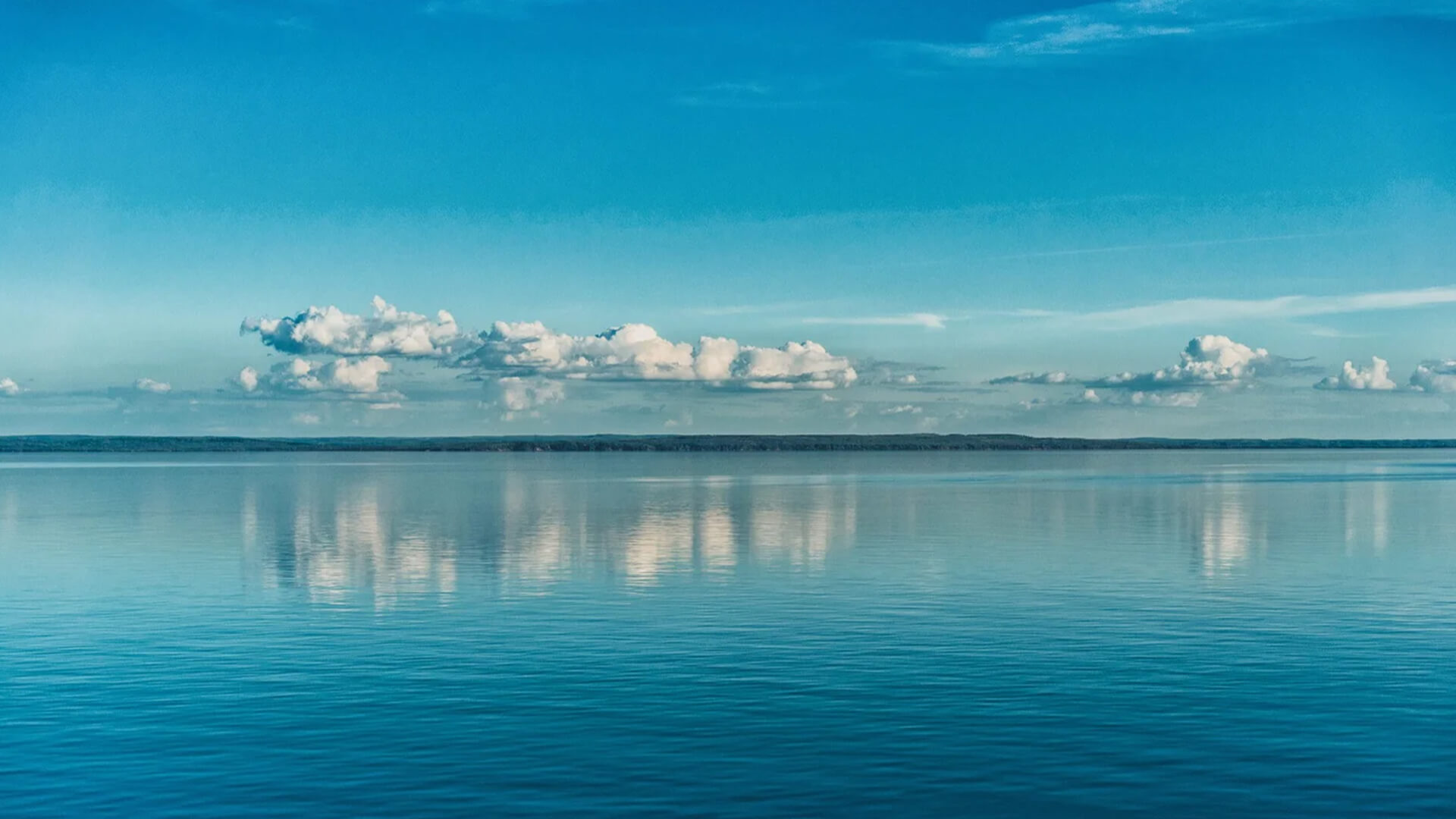 Fondo sobre agua con nubes
